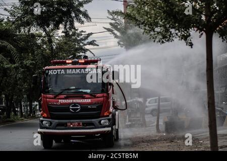 Makassar, Süd-Sulawesi, Indonesien. Juli 2020. Feuerwehrleute sprühten Desinfektionsmittel mit Autos auf den Straßen von Makassar, Indonesien. Das Spritzen wird regelmäßig durchgeführt, um die Ausbreitung des Covid-19-Ausbruchs zu verhindern. Quelle: Herwin Bahar/ZUMA Wire/Alamy Live News Stockfoto