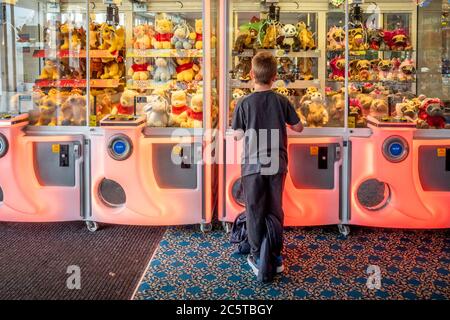 Brighton UK 4. Juli 2020: Der Palace Pier in Brighton wurde zum ersten Mal wieder eröffnet, seit heute Morgen die Sperre verhängt wurde. Die ersten Menschen durch Stockfoto