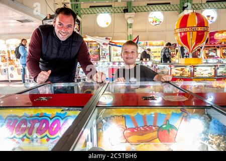 Brighton UK 4. Juli 2020: Der Palace Pier in Brighton wurde zum ersten Mal wieder eröffnet, seit heute Morgen die Sperre verhängt wurde. Die ersten Menschen durch Stockfoto
