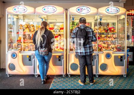 Brighton UK 4. Juli 2020: Der Palace Pier in Brighton wurde zum ersten Mal wieder eröffnet, seit heute Morgen die Sperre verhängt wurde. Stockfoto