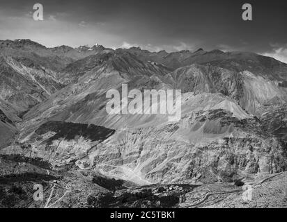 Erhöhte Sicht auf den Himalaya und das Flusstal einschließlich kurvenreicher Straße im Sommer nahe Nako, Himachal Pradesh, Indien. Stockfoto