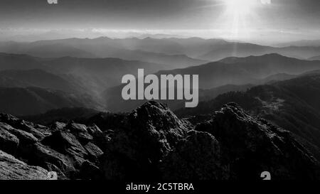 Schwarz-Weiß Landschaftsaufnahme mit Schichten von Berggipfeln Stockfoto