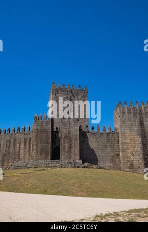 Guimarães, Portugal - emblematische mittelalterliche Burg auf dem Heiligen Hügel - unter dem Befehl von Mumadona Dias im 10. Jahrhundert gebaut, um vor Angriffen durch zu verteidigen Stockfoto