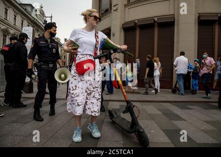 Moskau, Russland. Am 4. Juli halten sich 2020 Demonstranten, einige mit Gesichtsmasken, um sich vor dem Coronavirus zu schützen, an die Richtlinien der sozialen Distanzierung, während sie sich im Gebäude der russischen Präsidentenverwaltung in Moskau, Russland, anstellen. Kommunisten und Aktivisten der Bewegung der Linken Front versammelten sich, um gegen die Verfassungsänderungen zu protestieren und werden ihre Erklärung über die Nichtannahme der Ergebnisse des Referendums an die Präsidialverwaltung bringen Stockfoto