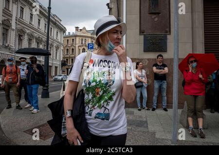 Moskau, Russland. Am 4. Juli halten sich 2020 Demonstranten, einige mit Gesichtsmasken, um sich vor dem Coronavirus zu schützen, an die Richtlinien der sozialen Distanzierung, während sie sich im Gebäude der russischen Präsidentenverwaltung in Moskau, Russland, anstellen. Kommunisten und Aktivisten der Bewegung der Linken Front versammelten sich, um gegen die Verfassungsänderungen zu protestieren und werden ihre Erklärung über die Nichtannahme der Ergebnisse des Referendums an die Präsidialverwaltung bringen Stockfoto