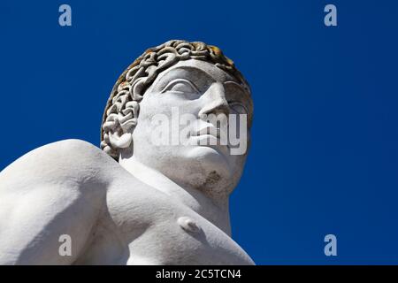 Athlet Marmorstatue Porträt gegen blauen Himmel - Sonnenlicht Stockfoto