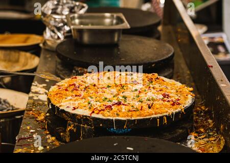 Eine Vielzahl von Dosa in einer Theke auf einem Food Festival gekocht Stockfoto