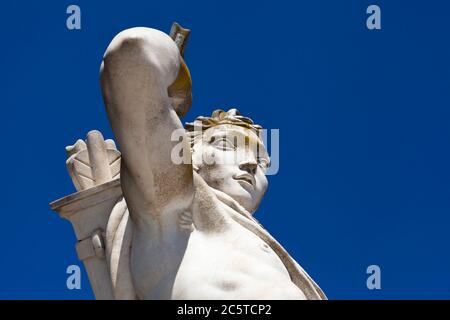 Athlet Marmorstatue Porträt gegen blauen Himmel - Sonnenlicht Stockfoto