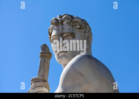 Athlet Marmorstatue Porträt gegen blauen Himmel - Sonnenlicht Stockfoto