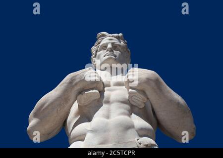 Athlet Marmorstatue Porträt gegen blauen Himmel - Sonnenlicht Stockfoto