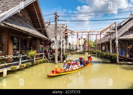 PATTAYA, THAILAND - 11. MÄRZ 2018: Schwimmender Markt in Pattaya, Thailand an einem Sommertag Stockfoto