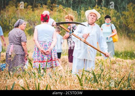 Zrenjanin Serbien 04. Juli 2020, ein Fest der Menschen in alten Trachten, die Getreide mit Sense, ungarischen und Vojvodina Kostüme mähen Stockfoto