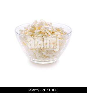 Teller mit frischem Hüttenkäse auf weißem Hintergrund. Sehr nützliches Milchprodukt für die Entwicklung des Körpers des Kindes. Stockfoto