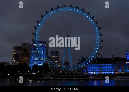 London, Großbritannien. Juli 2020. Das London Eye ist blau beleuchtet, um den 72. Jahrestag des National Health Service (NHS) in London, Großbritannien am 4. Juli 2020 zu begehen. Laut lokalen Medien wurden Dutzende von Wahrzeichen im ganzen Land blau beleuchtet, um 72 Jahre seit der Gründung des NHS zu markieren. Quelle: Ray Tang/Xinhua/Alamy Live News Stockfoto