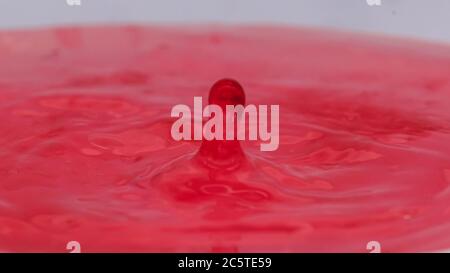Rosa Farbtropfen fallen und spritzen im Wasser, kreative Formen eiskalt Stockfoto