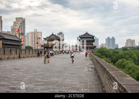 Xian, Provinz Shaanxi / China - 4. August 2015: Menschen fahren Fahrräder auf der größten und am besten erhaltenen alten Stadtmauer von Xian Stockfoto