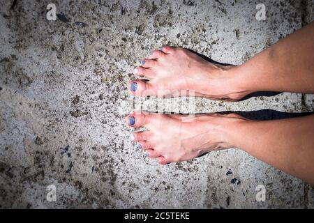 Foto einer Damen Füße und Beine mit farbigem Nagellack auf Zehen, Kapstadt, Südafrika Stockfoto