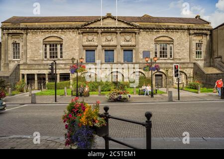 Kilkenny District Court in Kilkenny, Irland, Gebäude im neoklassischen Stil aus dem Jahr 1792, entworfen von Sir Jerome Fitzpatrick auf Parliament Sreet Stockfoto