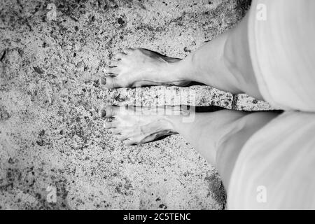 Foto einer Damen Füße und Beine mit farbigem Nagellack auf Zehen, Kapstadt, Südafrika Stockfoto