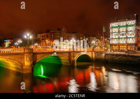 Stadt Dublin in Irland bei Nacht, O'Connell Bridge am Fluss Liffey im Stadtzentrum. Stockfoto