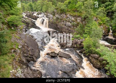 ROGIE FALLS RIVER BLACK WATER ROSS-SHIRE HIGHLANDS SCHOTTLAND IM SOMMER BLICK AUF DIE WASSERFÄLLE VON DER BRÜCKE Stockfoto