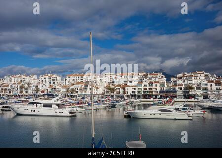 Yachten in der beliebten Puerto Banus Marina an der Costa del Sol in Spanien, Marbella Gemeinde. Stockfoto