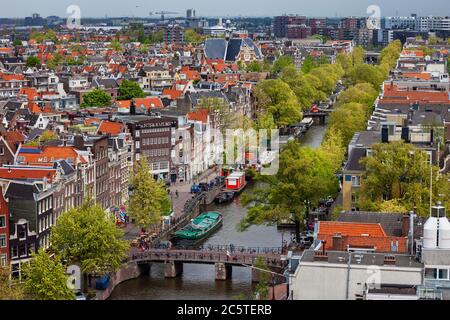 Stadt Amsterdam Luftaufnahme im Frühling, Prinsengracht Straße und Kanal mit Leliesluis Brücke, Jordaan Bezirk, Holland, Niederlande. Stockfoto