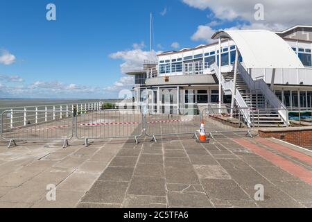 Southend-on-Sea, Großbritannien. Juli 2020. Außenansicht des Cliffs Pavilion Theatre in Southend-on-Sea, Essex, mit seiner modernen Fassade mit großen Fenstern und einer geschwungenen Treppe mit Blick auf das Meer. Metallbarrikaden und ein Verkehrskegel deuten auf eine vorübergehende Zugangsbeschränkung oder Wartung hin. Das Theater ist seit März 2020 aufgrund der COVID-19-Corona-Virus-Pandemie geschlossen. Penelope Barritt/Alamy Live News Stockfoto