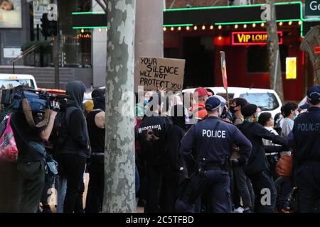 Sydney, Australien. Juli 2020. Eine Gruppe von Demonstranten, die schwarze Menschenleben in der George Street zum Victoria Park, Camperdown, marschierten. Die Polizei holte ein ungewöhnlich aussehendes Gerät heraus. Im Bild: George Street, Sydney. Kredit: Carrot/Alamy Live Nachrichten Stockfoto