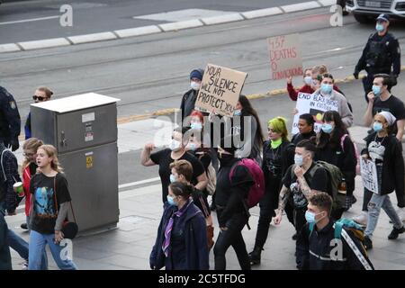 Sydney, Australien. Juli 2020. Eine Gruppe von Demonstranten, die schwarze Menschenleben in der George Street zum Victoria Park, Camperdown, marschierten. Die Polizei holte ein ungewöhnlich aussehendes Gerät heraus. Im Bild: George Street, Sydney. Kredit: Carrot/Alamy Live Nachrichten Stockfoto