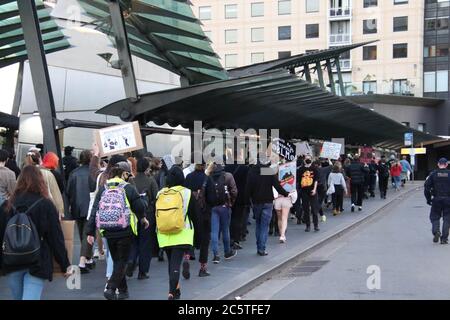 Sydney, Australien. Juli 2020. Eine Gruppe von Demonstranten, die schwarze Menschenleben in der George Street zum Victoria Park, Camperdown, marschierten. Die Polizei holte ein ungewöhnlich aussehendes Gerät heraus. Im Bild: George Street, Sydney. Kredit: Carrot/Alamy Live Nachrichten Stockfoto
