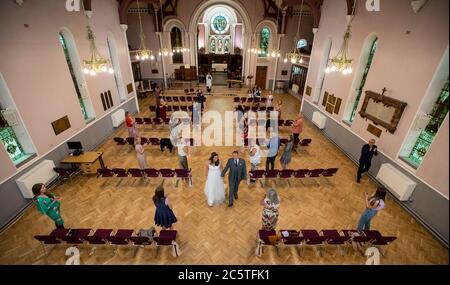 David D'Arcy und seine Frau Hayley Collins heiraten während ihrer sozial distanzierten Hochzeit in der St. Anne's Church in Aigburth, Liverpool, als die Aufhebung weiterer Sperrbeschränkungen in England in Kraft tritt. Stockfoto