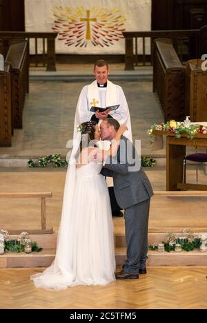 David D'Arcy und seine Frau Hayley Collins heiraten während ihrer sozial distanzierten Hochzeit in der St. Anne's Church in Aigburth, Liverpool, als die Aufhebung weiterer Sperrbeschränkungen in England in Kraft tritt. Stockfoto