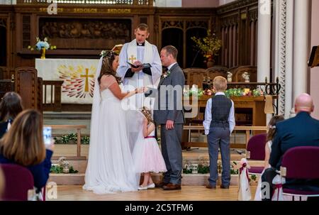 David D'Arcy und seine Frau Hayley Collins heiraten während ihrer sozial distanzierten Hochzeit in der St. Anne's Church in Aigburth, Liverpool, als die Aufhebung weiterer Sperrbeschränkungen in England in Kraft tritt. Stockfoto