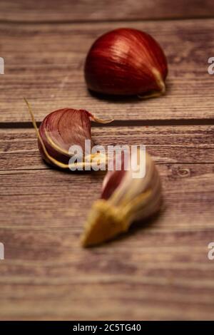 Rohe Knoblauchzehen auf einem hölzernen Hintergrund. Nahaufnahme Stockfoto