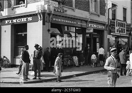 London, Portobello Road 1960 geschäftige Straßenszene vor Finch's Pub Stockfoto