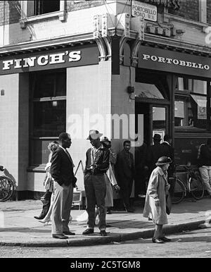 London, Portobello Road 1960 geschäftige Straßenszene vor Finch's Pub Stockfoto