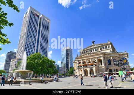 Frankfurt am Main - Juni 2020: Alte historische Oper mit dem Namen "Alte Oper" und Turm der Investmentbank "UBS" Stockfoto