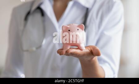 Nahaufnahme der Ärztin halten Sparschwein sammeln Spende Stockfoto