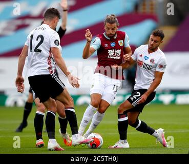 Burnleys Jay Rodriguez (Mitte) kämpft während des Premier League-Spiels in Turf Moor, Burnley, um den Ball mit George Baldock (rechts) und John Egan (12) von Sheffield United. Stockfoto