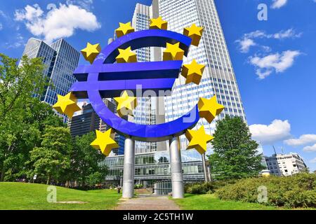 Frankfurt am Main, Deutschland - Juni 2020: Euro-Zeichen-Skulptur am Wolkenkratzer der Europäischen Zentralbank in Frankfurt Stockfoto