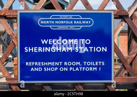 North Norfolk Railway, Blick auf das Bahnhofschild an der North Norfolk Railway, einem alten Bahnhof in Sheringham, Norfolk, East Anglia, Großbritannien Stockfoto