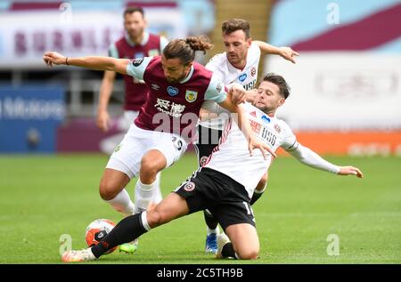 Burnleys Jay Rodriguez (links) kämpft während des Premier League-Spiels in Turf Moor, Burnley, um den Ball mit Jack Robinson (Mitte) und Oliver Norwood (rechts) von Sheffield United. Stockfoto