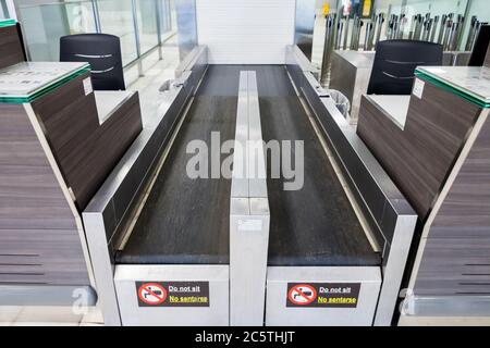 Leere, ungenutzte Check-in-Schalter, Gepäckabgabeschürtel am Flughafen Teneriffa Süd, Abflugbereich, aufgrund von Reisebeschränkungen für den Ausbruch des Coronavirus Covid-19. Stockfoto