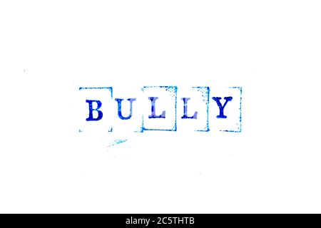 Blaue Tinte von Gummistempel in Wort Bully auf weißem Papier Hintergrund Stockfoto