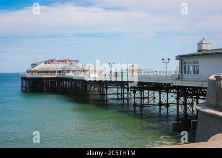 Pier Cromer Norfolk UK, Blick im Sommer auf das Pavilion Theatre, das sich auf dem Pier der Edwardianischen Zeit in der Küstenstadt Cromer, Norfolk, England, befindet Stockfoto