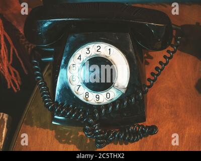 Nahaufnahme eines alten schwarzen Telefon auf einem Holztisch Stockfoto