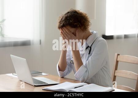 Müde Ärztin am Arbeitsplatz im Krankenhaus gestresst Stockfoto