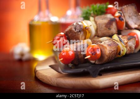 Fleisch- und Gemüsespieße Stockfoto