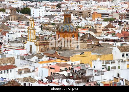 Sevilla Luftaufnahme mit Santa Cruz Viertel und Holy Cross Pfarrkirche (Iglesia de Santa Cruz). Stockfoto